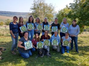 Absolventinnen mit Stallschild